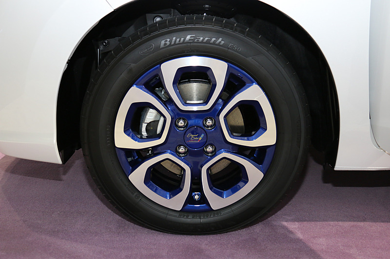 ブルー塗装と切削加工で仕上げたアルミホイール。センターキャップにエレガントカラーコレクションのロゴマークが入っている