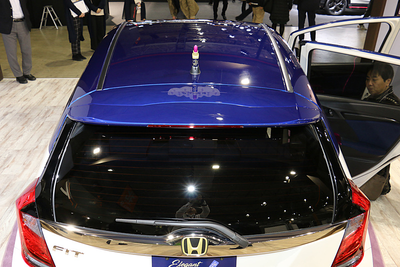 ルーフアンテナがルージュをモチーフとしたショートタイプに変更されている