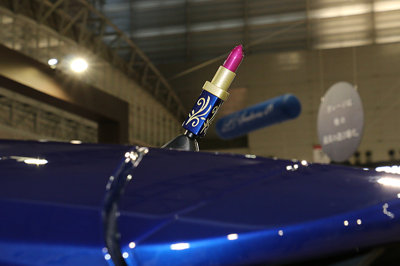 ルーフアンテナがルージュをモチーフとしたショートタイプに変更されている