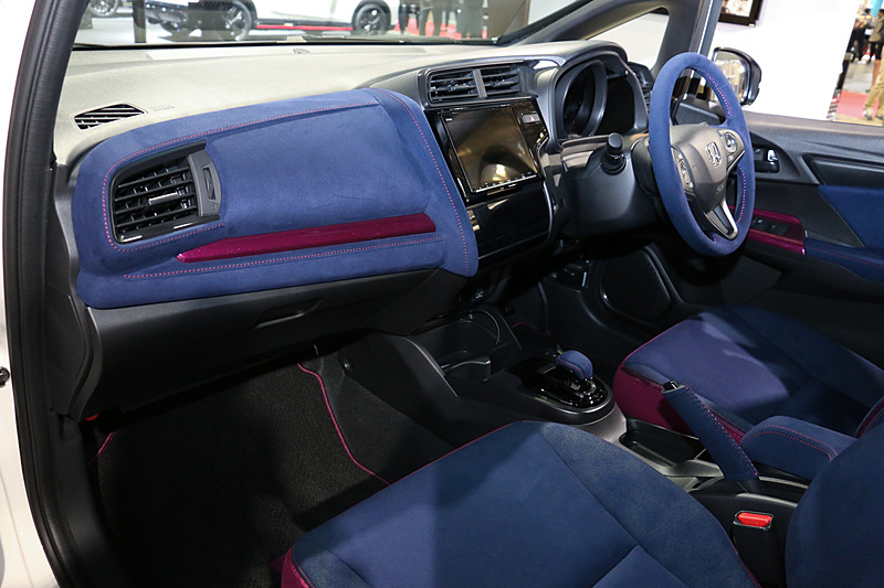 ブルーのバックスキン表皮やルージュカラーの差し色で内装をコーディネート