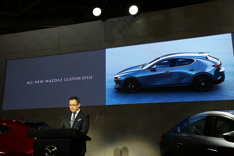 プレスカンファレンスでブースの概要や新型「Mazda3」の説明を行なった青山常務執行役員