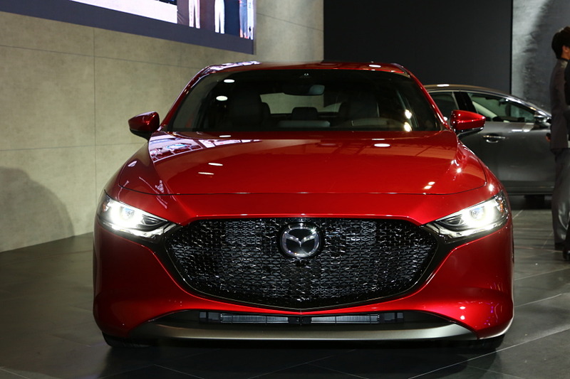 新型Mazda3 CUSTOM STYLE（北米仕様ベース）以外にも、新型Mazda3セダン・ハッチバック（北米仕様ベース）の2台を展示。最新の魂動デザインで作り上げた2つのモデルは、同じ車種ながらもセダンはよりエレガントで、ハッチバックはスポーティと異なる仕上がりとなる