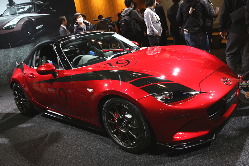 「ロードスター DROP-HEAD COUPE CONCEPT」は、これまでも純正用品として用意されてきたハードトップを装備したND型ロードスター。ルーフはフルカーボン製となっていて、オーナーなどの要望を聞きながら市販化を目指していくという。ベースモデルは「NR-A」で、MAZDASPEEDのエアロパーツ、クスコ製の駆動や足まわりパーツ、フジツボ製のマフラーなどでカスタマイズしている