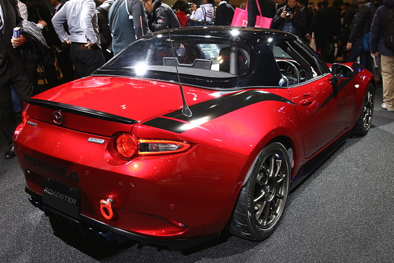 「ロードスター DROP-HEAD COUPE CONCEPT」は、これまでも純正用品として用意されてきたハードトップを装備したND型ロードスター。ルーフはフルカーボン製となっていて、オーナーなどの要望を聞きながら市販化を目指していくという。ベースモデルは「NR-A」で、MAZDASPEEDのエアロパーツ、クスコ製の駆動や足まわりパーツ、フジツボ製のマフラーなどでカスタマイズしている