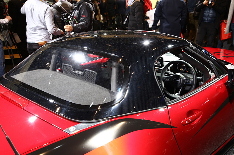 「ロードスター DROP-HEAD COUPE CONCEPT」は、これまでも純正用品として用意されてきたハードトップを装備したND型ロードスター。ルーフはフルカーボン製となっていて、オーナーなどの要望を聞きながら市販化を目指していくという。ベースモデルは「NR-A」で、MAZDASPEEDのエアロパーツ、クスコ製の駆動や足まわりパーツ、フジツボ製のマフラーなどでカスタマイズしている