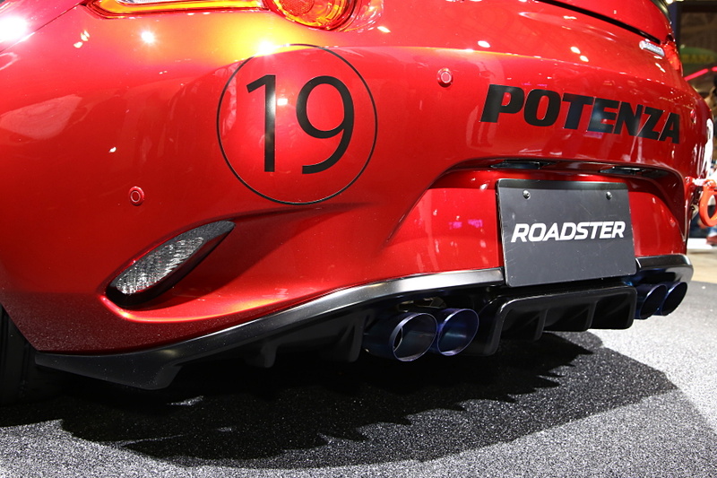 「ロードスター DROP-HEAD COUPE CONCEPT」は、これまでも純正用品として用意されてきたハードトップを装備したND型ロードスター。ルーフはフルカーボン製となっていて、オーナーなどの要望を聞きながら市販化を目指していくという。ベースモデルは「NR-A」で、MAZDASPEEDのエアロパーツ、クスコ製の駆動や足まわりパーツ、フジツボ製のマフラーなどでカスタマイズしている