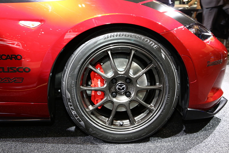 「ロードスター DROP-HEAD COUPE CONCEPT」は、これまでも純正用品として用意されてきたハードトップを装備したND型ロードスター。ルーフはフルカーボン製となっていて、オーナーなどの要望を聞きながら市販化を目指していくという。ベースモデルは「NR-A」で、MAZDASPEEDのエアロパーツ、クスコ製の駆動や足まわりパーツ、フジツボ製のマフラーなどでカスタマイズしている