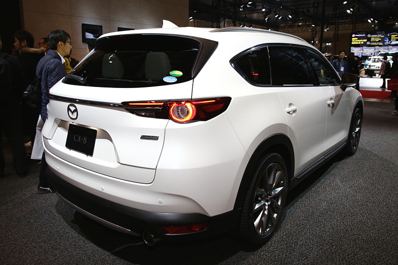 20インチの大径ホイールとともにフロント、サイド、リアの専用の用品を装着したCX-8 CUSTOM STYLE 2019