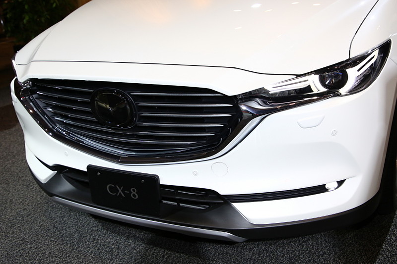 20インチの大径ホイールとともにフロント、サイド、リアの専用の用品を装着したCX-8 CUSTOM STYLE 2019