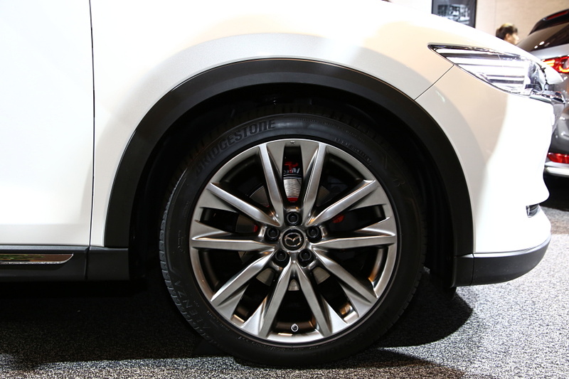 20インチの大径ホイールとともにフロント、サイド、リアの専用の用品を装着したCX-8 CUSTOM STYLE 2019