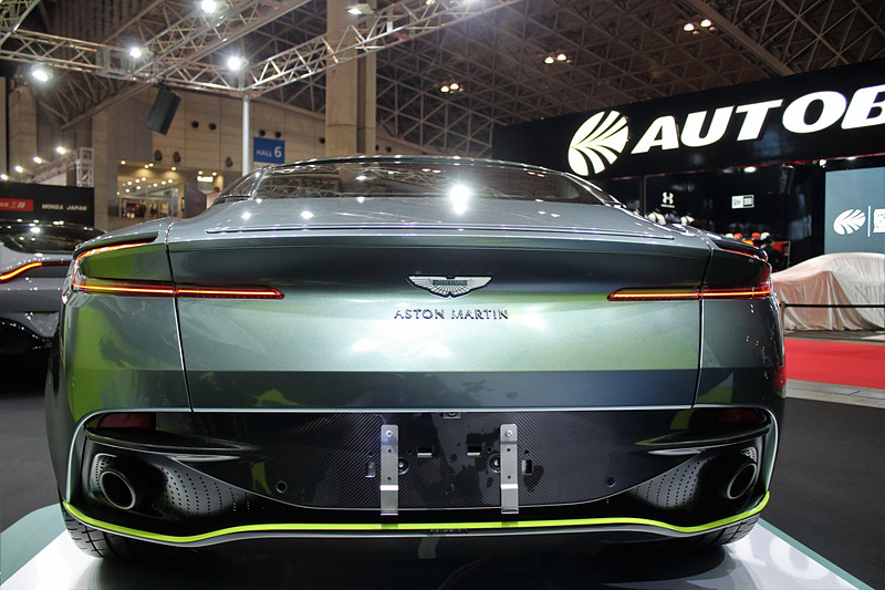 DB11 AMRのエクステリアではダーク・ヘッドライト・サラウンド、スモークタイプのテールランプ、ダーク・フロントグリル＆テールパイプなど、モノトーンで統一された部品を用いるとともに、グロスブラックのルーフや鍛造アロイホイールなどを装備