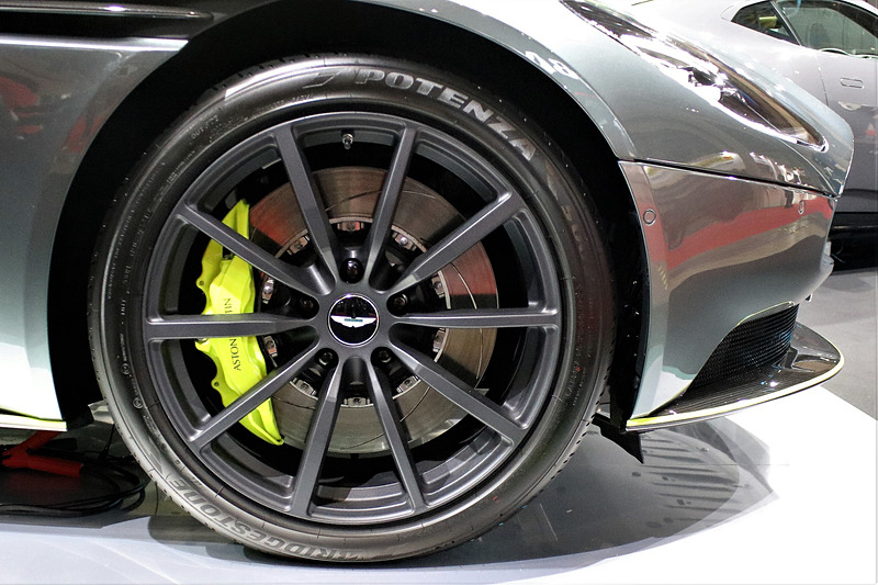 DB11 AMRのエクステリアではダーク・ヘッドライト・サラウンド、スモークタイプのテールランプ、ダーク・フロントグリル＆テールパイプなど、モノトーンで統一された部品を用いるとともに、グロスブラックのルーフや鍛造アロイホイールなどを装備