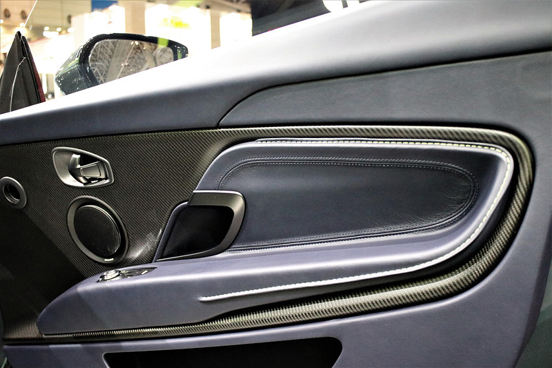 インテリアではモノトーン・レザーとアルカンターラの張地にライムカラーのステッチを施すとともに、革巻きスポーツ・ステアリングホイールなどを標準装備