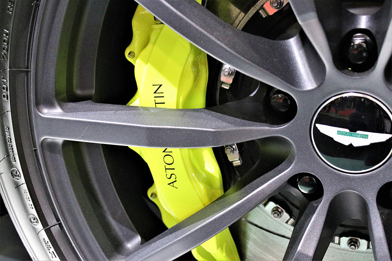 DB11 AMRのエクステリアではダーク・ヘッドライト・サラウンド、スモークタイプのテールランプ、ダーク・フロントグリル＆テールパイプなど、モノトーンで統一された部品を用いるとともに、グロスブラックのルーフや鍛造アロイホイールなどを装備