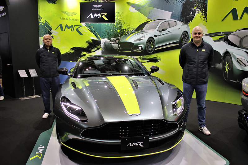 会場ではアストンマーティン・ジャパン マネージングダイレクターの寺嶋正一氏（左）が挨拶を行なうとともに、アストンマーティン・ラゴンダリミテッド ビークルエンジニアリング チーフエンジニアのマット・ベッカー氏（右）が「DB11 AMR」「ヴァンテージ」を紹介