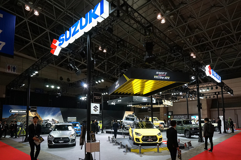 新型ジムニーやスイフトスポーツのカスタマイズモデルを中心に展示するスズキブース