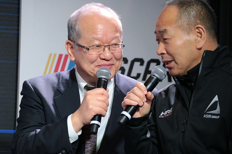 トークショーでにこやかに話す金原氏と服部氏。「NASCARでは、いろんな性能を持つことが必要なので、まさにオールシーズンタイヤでないといけないのだと思います」と金原氏がコメントすると、服部氏も大きな声で笑っていた