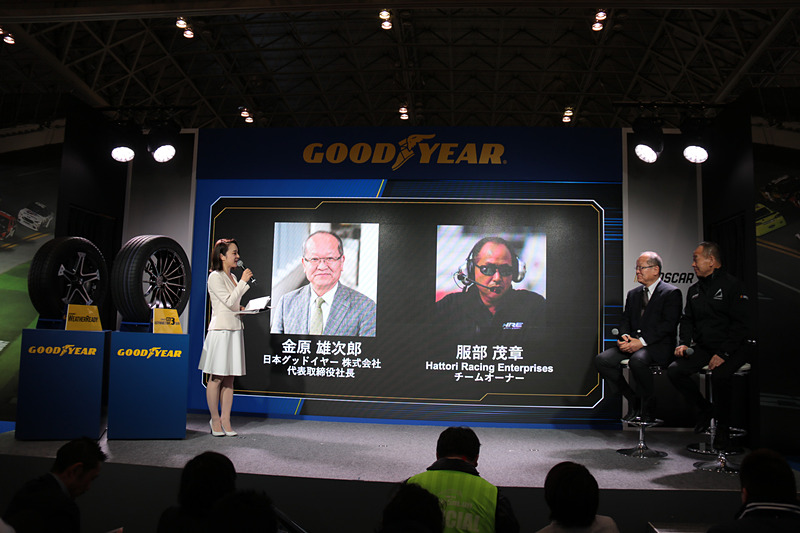 トークショーでにこやかに話す金原氏と服部氏。「NASCARでは、いろんな性能を持つことが必要なので、まさにオールシーズンタイヤでないといけないのだと思います」と金原氏がコメントすると、服部氏も大きな声で笑っていた