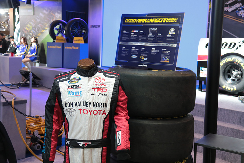 ブース内はNASCAR色でいっぱい。展示にはグッドイヤーとNASCARの歴史を記したパネルもあった
