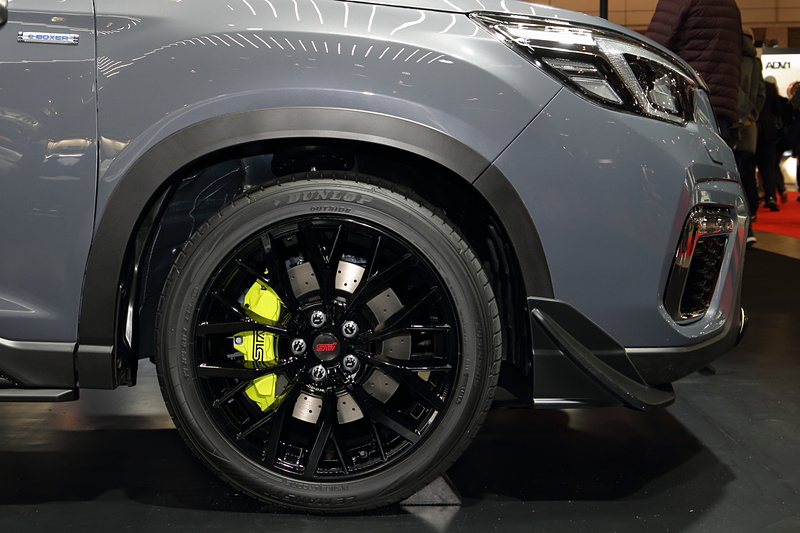 19インチアルミホイールやイエローのブレンボ製フロントモノブロック対向6ピストンキャリパーをはじめ、STIのパフォーマンスパーツで走行性能を高めている。また、ウインドウのフレームはスモークメッキで統一された