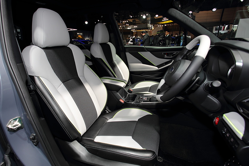 色とともに素材の組み合わせも凝った仕様