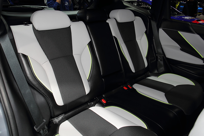 色とともに素材の組み合わせも凝った仕様