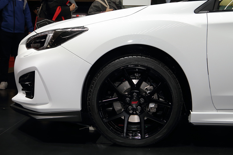 新色のジェットホワイトとブラックでまとめられたモノトーンのボディ。その塗り分けられた境目にもアクセントのラインを配するなど、リズミカルな軽快さをを表現している