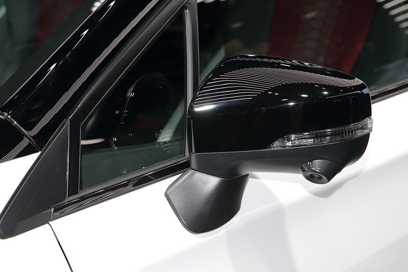 新色のジェットホワイトとブラックでまとめられたモノトーンのボディ。その塗り分けられた境目にもアクセントのラインを配するなど、リズミカルな軽快さをを表現している