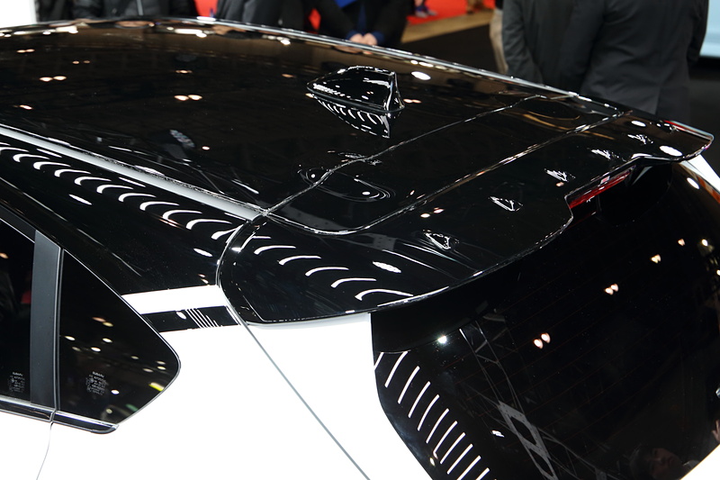 新色のジェットホワイトとブラックでまとめられたモノトーンのボディ。その塗り分けられた境目にもアクセントのラインを配するなど、リズミカルな軽快さをを表現している