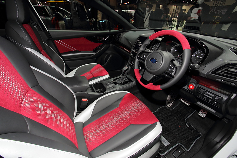 素材感も大きく異なる3色の組み合わせで明るい印象のインテリア