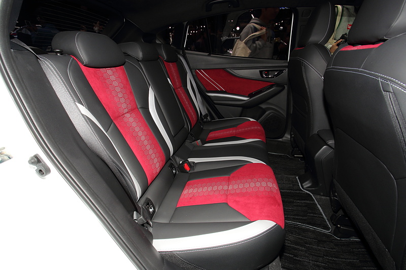 内張にはブラックを採用していて、明るく華やかでありながらも全体的には落ち着いた印象も併せ持つインテリア