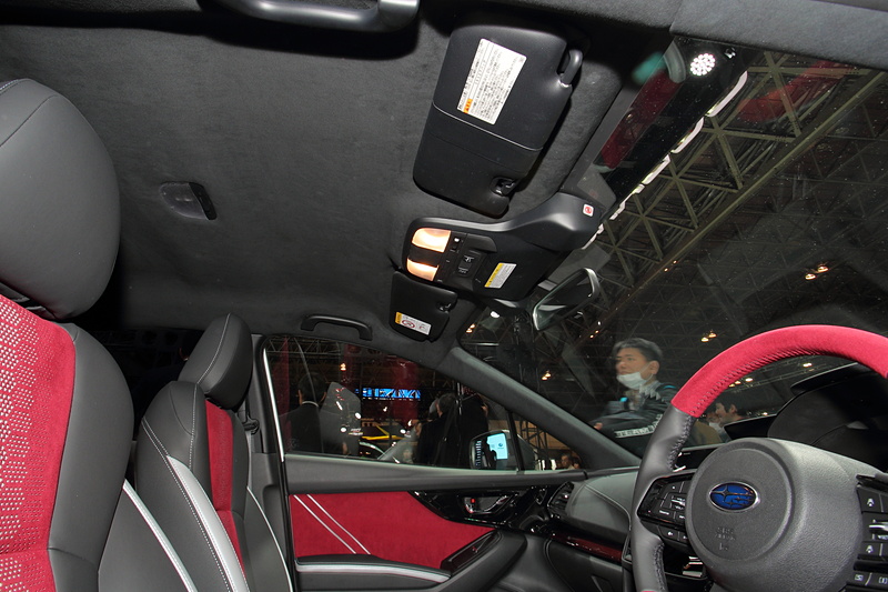 内張にはブラックを採用していて、明るく華やかでありながらも全体的には落ち着いた印象も併せ持つインテリア