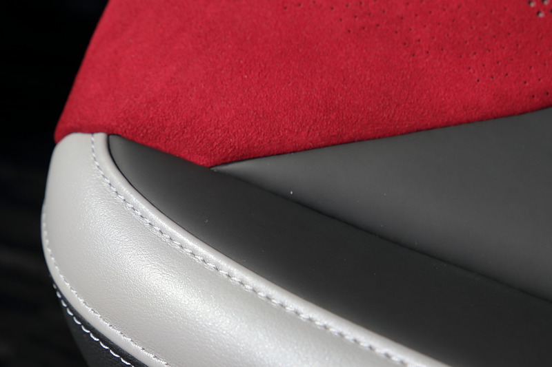 質感の大きく異なる素材を組み合わせたシート。ボルドーの部分はグレーと重ね合わせた生地にドリル加工によるパンチングが施され、スバルデザインのアイデンティティともなっているヘキサゴンが描かれている