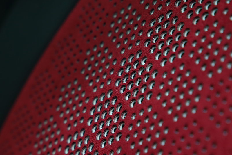 質感の大きく異なる素材を組み合わせたシート。ボルドーの部分はグレーと重ね合わせた生地にドリル加工によるパンチングが施され、スバルデザインのアイデンティティともなっているヘキサゴンが描かれている