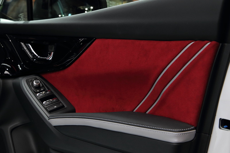 ドアトリムに配された2本のストライプも凝った作り