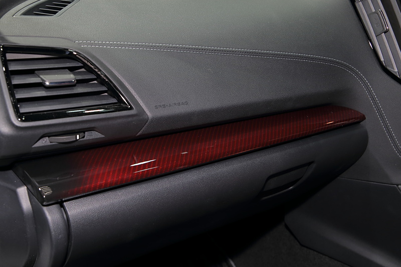 インテリアと統一感を持たせたボルドーのインパネパネル