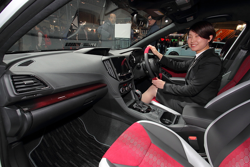 内外装のカラーを担当したスバル商品企画本部 デザイン部の佐藤祐香さん