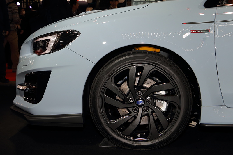 「XV」に採用されるクールグレーカーキのボディカラー。スモーク塗装のオーナメントやアルミホイールが組み合わされる