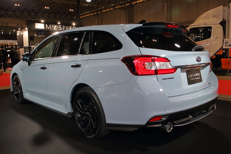 「XV」に採用されるクールグレーカーキのボディカラー。スモーク塗装のオーナメントやアルミホイールが組み合わされる