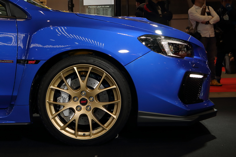 歴代のスバルのラリー車を想起させるWRブルーのボディカラーにゴールドの組み合わせ
