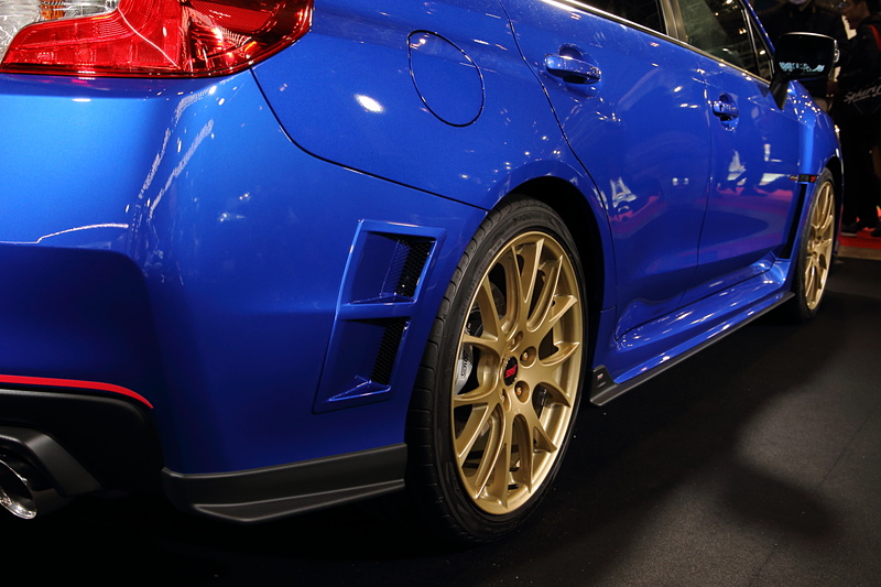 STIのSシリーズに採用されるアウトレットダクト付きリアバンパーを採用