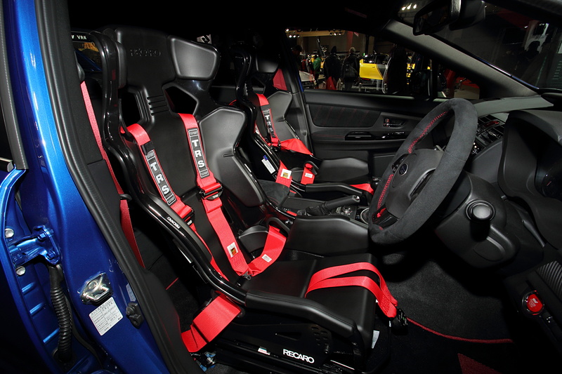 レカロシートと6点式ベルトでラリーイメージを表現している