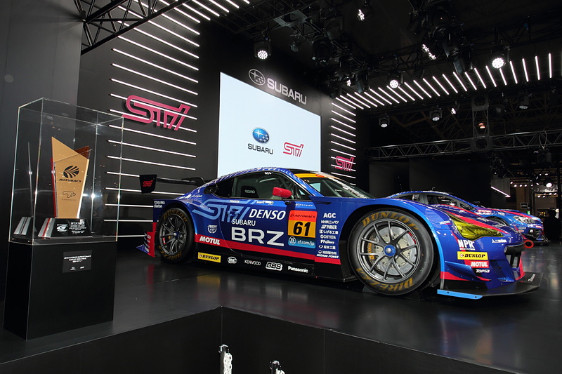 SUPER GTシリーズ、2018年の第6戦（スポーツランドSUGO）での優勝トロフィの展示