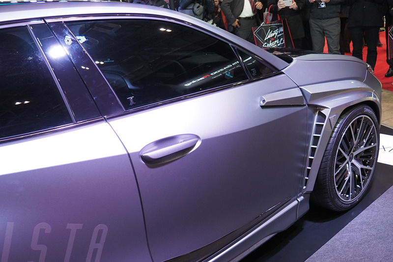 オーバーフェンダーの先端にはカメラが装着されていて、サイドミラーレス化をスマートに実現するという