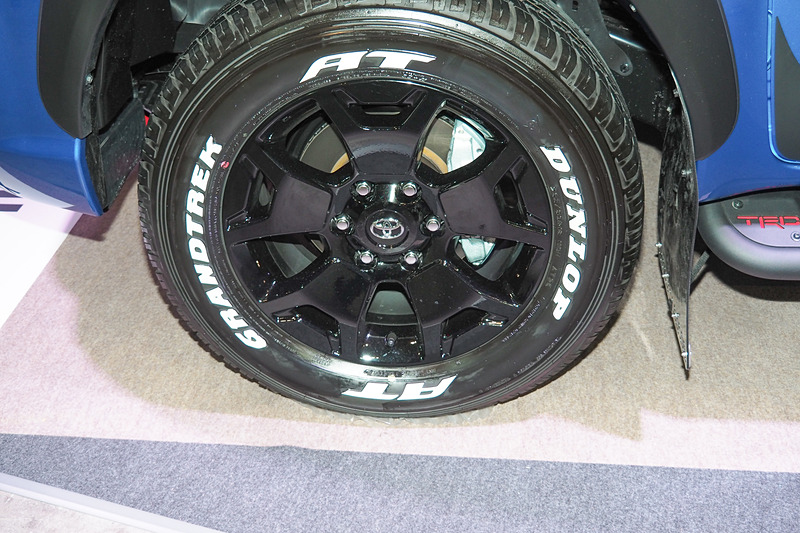 アルミホイールとホワイトレターの265/60 R18タイヤは特別仕様車「Z“Black Rally Edition”」のもの