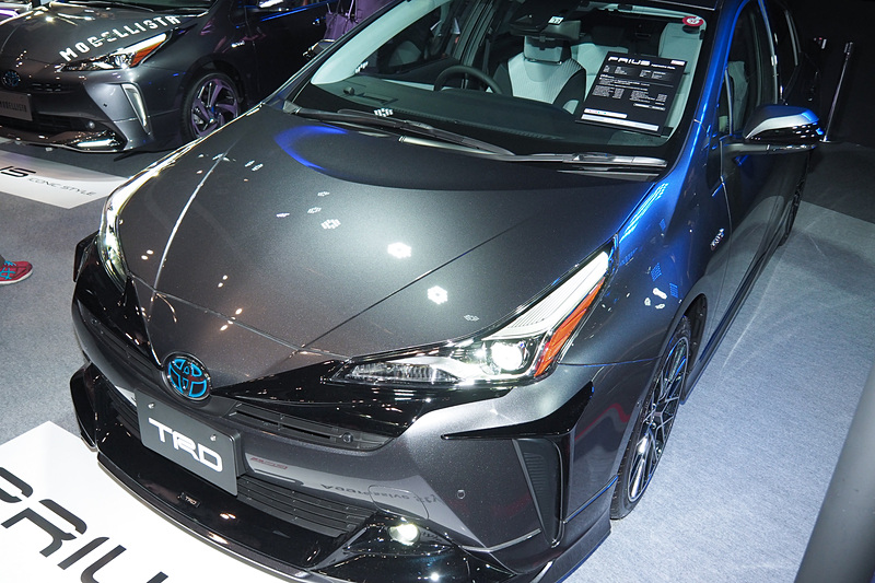 TRDのパーツを装着したプリウス