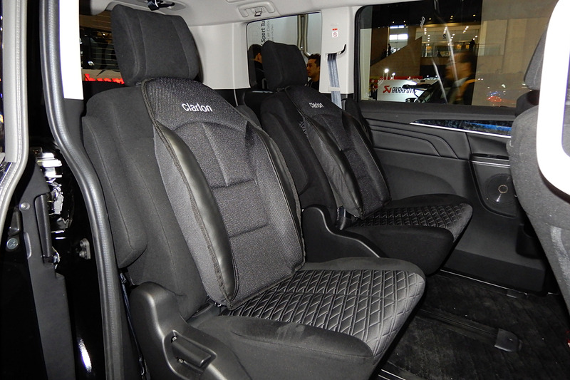 2列目シートに取り付けられた「振動シート」。振動板は小型だが、加重による耐久性なども考慮されて開発されている