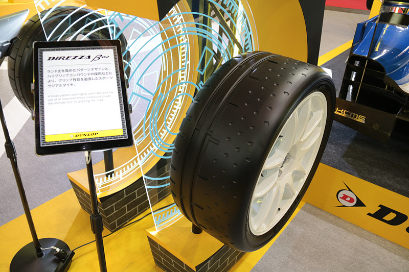 モータースポーツやスポーツ走行用タイヤとして人気のラインアップである「DIREZZA」シリーズ。いかにもグリップしそうなパターンである