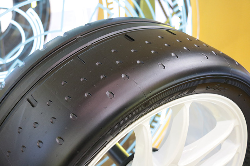 モータースポーツやスポーツ走行用タイヤとして人気のラインアップである「DIREZZA」シリーズ。いかにもグリップしそうなパターンである