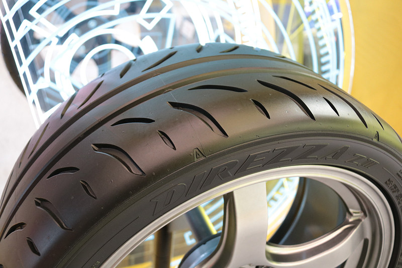 モータースポーツやスポーツ走行用タイヤとして人気のラインアップである「DIREZZA」シリーズ。いかにもグリップしそうなパターンである